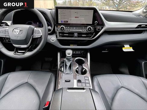 Used 2026 Toyota Highlander Platinum AWD/4WD image 16