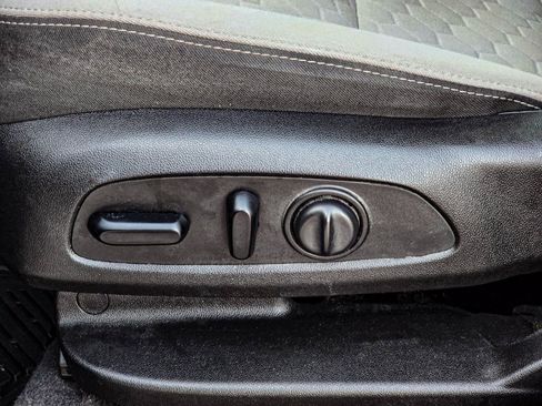 Used 2019 Chevrolet Equinox LT image 16