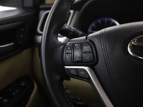 Used 2016 Toyota Highlander Limited image 25