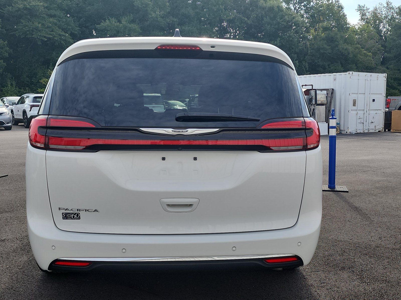 Used 2025 Chrysler Pacifica Select FWD image 4