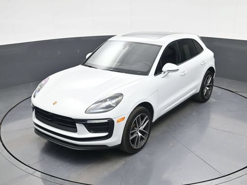 Used 2025 Porsche Macan AWD/4WD image 31