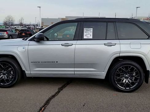 Used 2023 Jeep Grand Cherokee Summit image 5