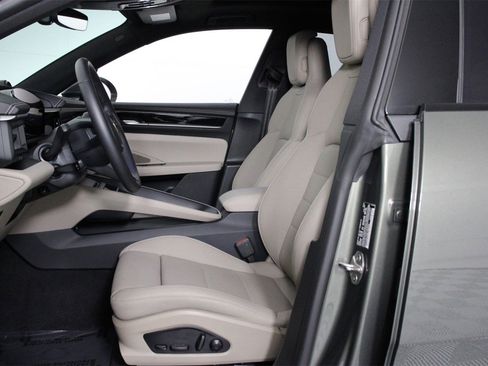 Used 2025 Porsche Macan 4 Electric image 5