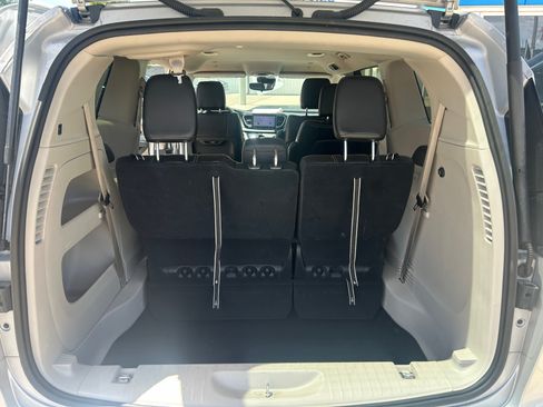 Used 2024 Chrysler Pacifica Touring-L FWD image 40