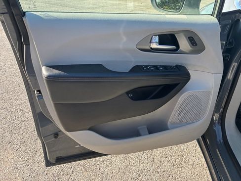 Used 2022 Chrysler Pacifica Touring-L w/ Uconnect Theater Family Group FWD image 11