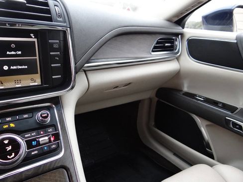 Used 2017 Lincoln Continental Reserve image 19