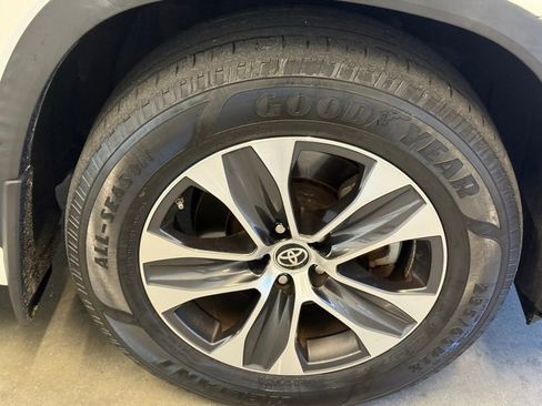 Used 2020 Toyota Highlander XLE image 2