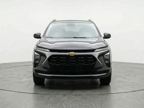 Used 2025 Chevrolet Trax LT image 2
