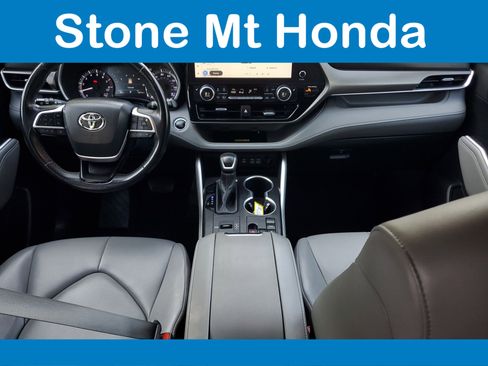 Used 2023 Toyota Highlander XLE FWD image 17