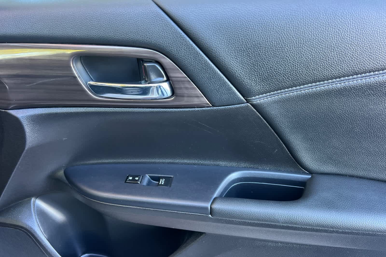 Used 2017 Honda Accord EX-L image 18