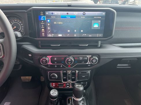 Used 2025 Jeep Wrangler Unlimited Rubicon image 14