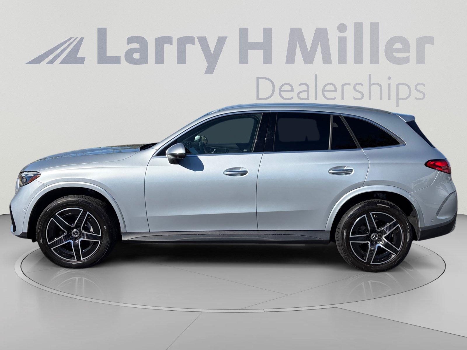 Used 2023 Mercedes-Benz GLC 300 4MATIC image 2
