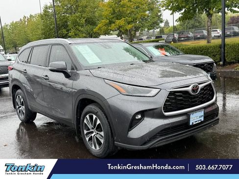 Used 2022 Toyota Highlander XLE AWD/4WD image 1