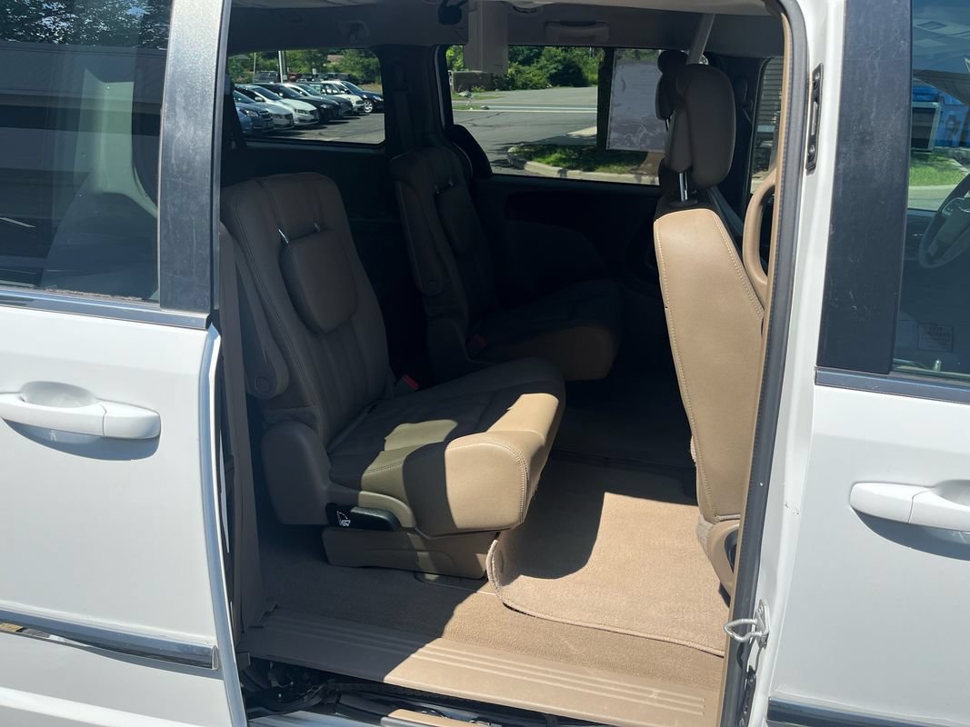 Used 2016 Chrysler Town & Country Touring FWD image 17