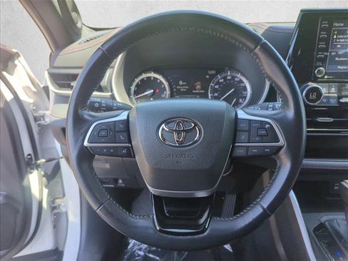 Used 2022 Toyota Highlander XSE FWD image 11
