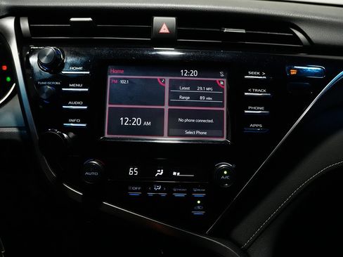 Used 2018 Toyota Camry SE image 12