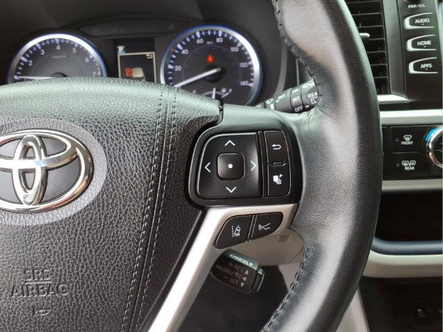 Used 2018 Toyota Highlander XLE AWD/4WD image 17