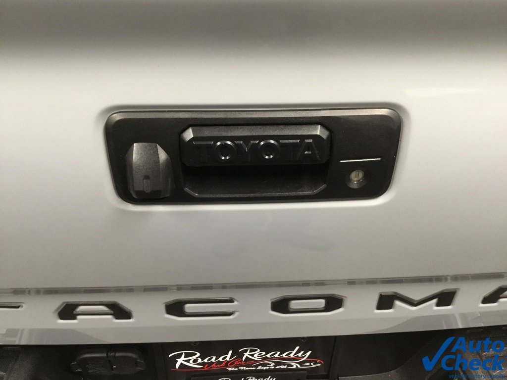 Used 2018 Toyota Tacoma TRD Off-Road w/ Technology Package AWD/4WD image 25