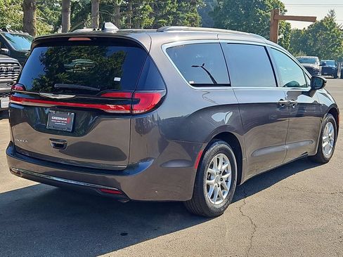 Used 2022 Chrysler Pacifica Touring-L FWD image 7