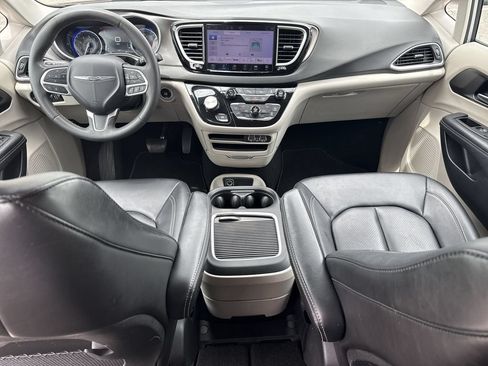 Used 2024 Chrysler Pacifica Touring-L FWD image 26