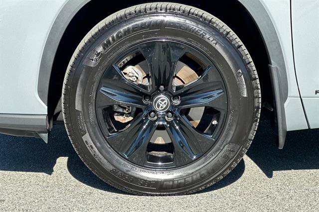 Used 2024 Toyota Highlander LE AWD/4WD image 32
