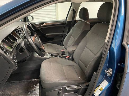 Used 2019 Volkswagen Golf SE image 11