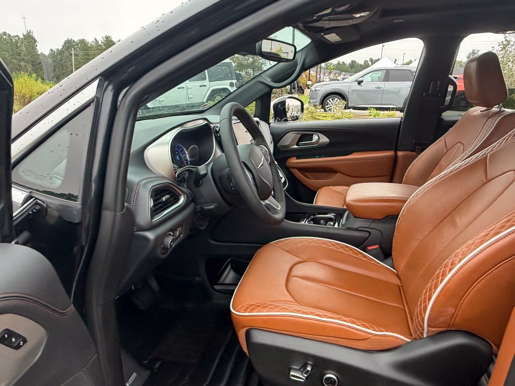 Used 2024 Chrysler Pacifica Pinnacle FWD image 36