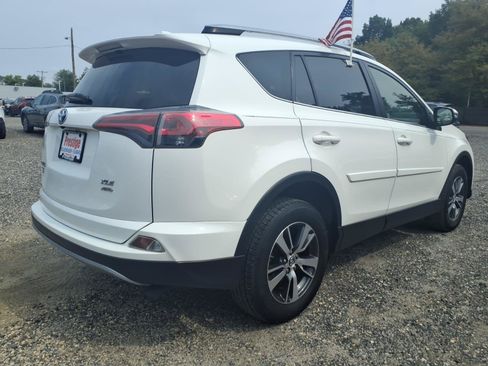 Used 2018 Toyota RAV4 XLE AWD/4WD image 2