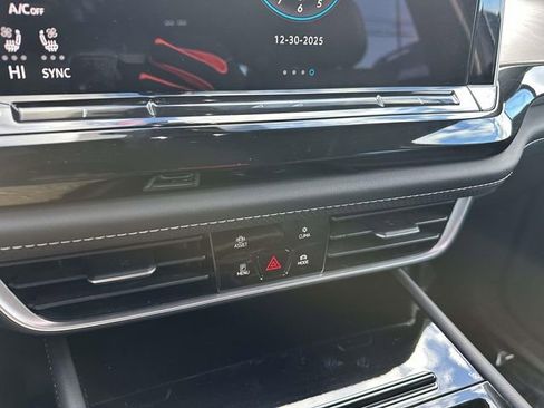 Used 2025 Volkswagen Atlas SE image 24