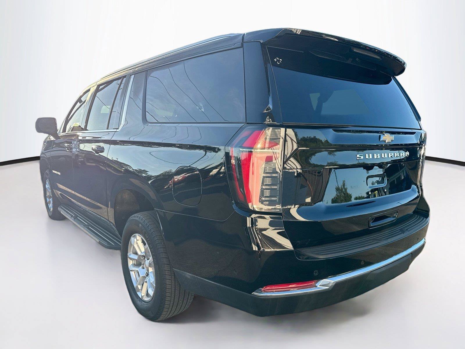 Used 2026 Chevrolet Suburban LS RWD image 3