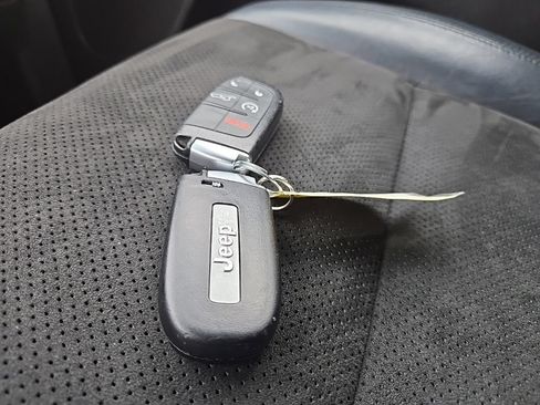 Used 2019 Jeep Grand Cherokee Altitude AWD/4WD image 12