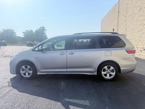 Used 2020 Toyota Sienna LE FWD image 2