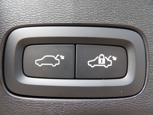 Certified 2024 Volvo XC60 B5 Plus w/ Climate Package image 28