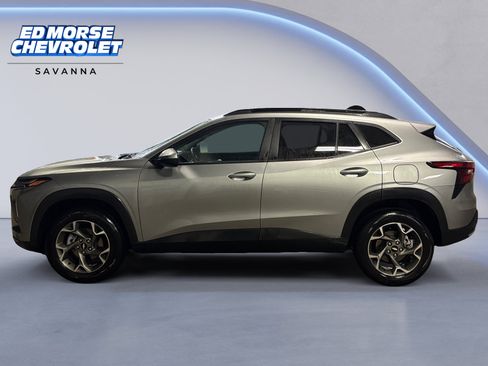Used 2025 Chevrolet Trax LT w/ LT Convenience Package FWD image 2
