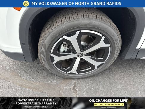 New 2025 Volkswagen Tiguan SE image 9