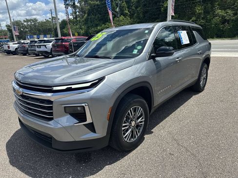 Used 2025 Chevrolet Traverse LT FWD image 12