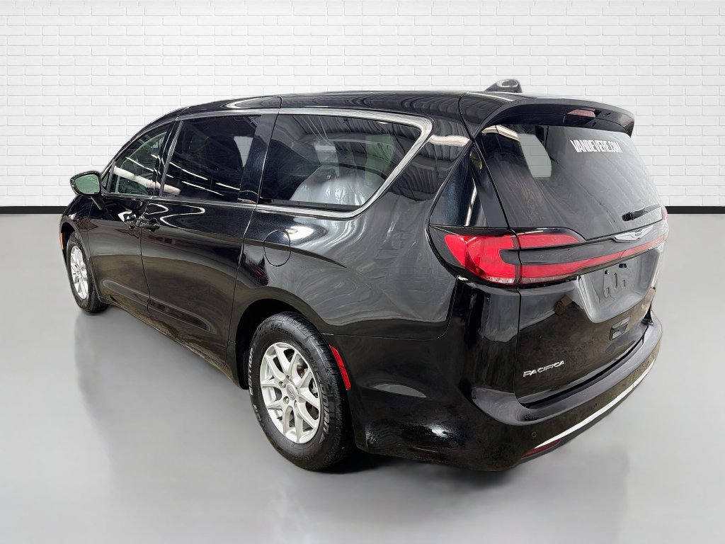 Used 2024 Chrysler Pacifica Touring-L FWD image 7
