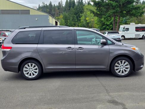 Used 2014 Toyota Sienna LE AWD/4WD image 16