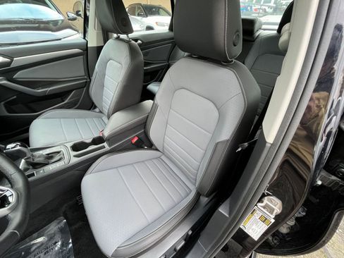 Used 2025 Volkswagen Jetta SE image 37