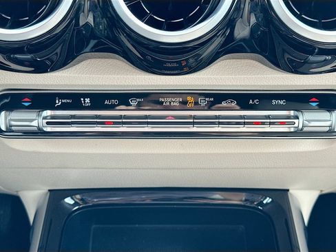 Used 2025 Mercedes-Benz GLB 250 4MATIC image 16