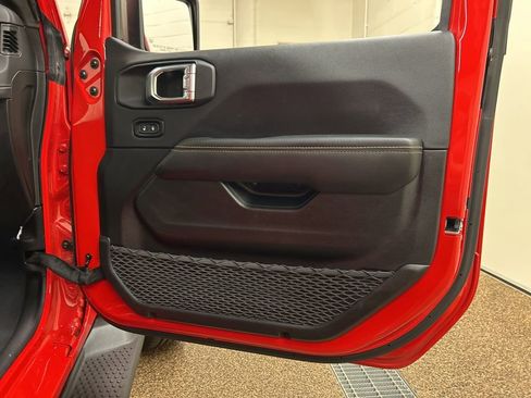 Used 2025 Jeep Wrangler Unlimited Sahara image 16