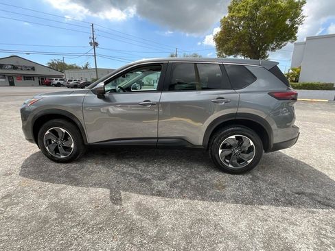 Used 2024 Nissan Rogue SV image 8