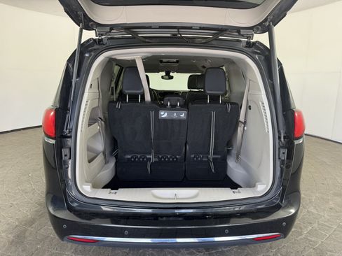 Used 2017 Chrysler Pacifica Touring-L FWD image 7