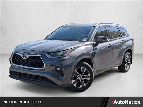 Used 2021 Toyota Highlander XLE AWD/4WD image 1