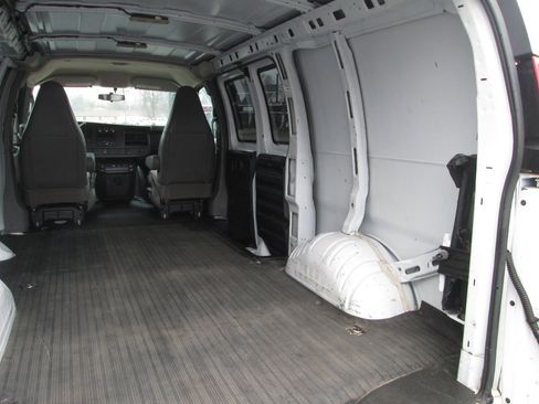 Used 2017 Chevrolet Express 2500 image 24