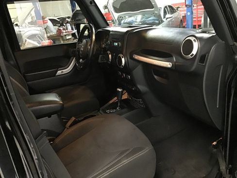 Used 2017 Jeep Wrangler Unlimited Sahara w/ Connectivity Group image 21