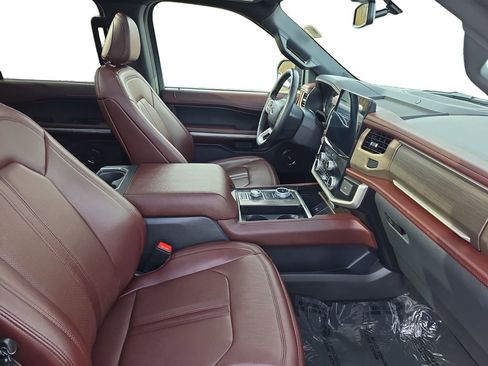 Used 2024 Ford Expedition Limited image 16