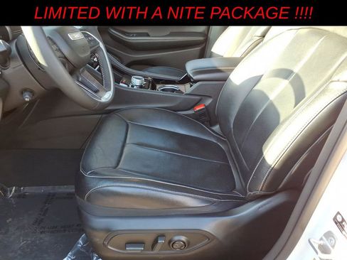 Used 2023 Jeep Grand Cherokee Limited w/ Luxury Tech Group II image 13