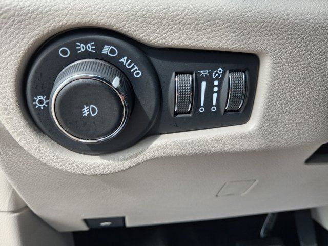 Used 2024 Chrysler Pacifica Touring-L FWD image 15