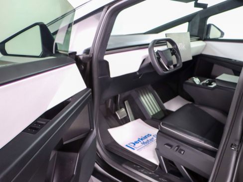 Used 2024 Tesla Cybertruck AWD Crew Cab image 3